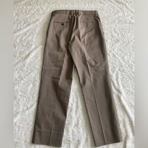 Designed for a comfortable , these pants offer a sophisticated yet casual look.